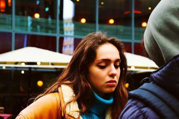 Five concrete somatic signs and practical responses when Love acts as a defense against gaslighting