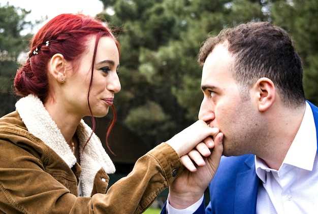 6 Προειδοποιητικά Σημάδια ότι Συναντάτε Κάποιον Αποφευκτικό (Και Πώς να το Διαχειριστείτε)