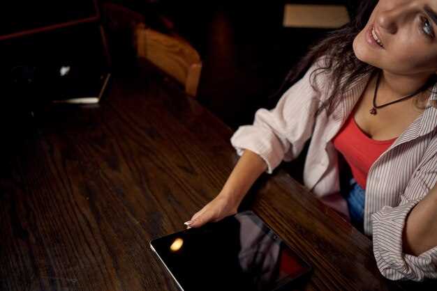 Πώς να καθίσετε μόνος στο μπαρ και να γνωρίσετε κόσμο – Σταματήστε να κοιτάτε το τηλέφωνό σας