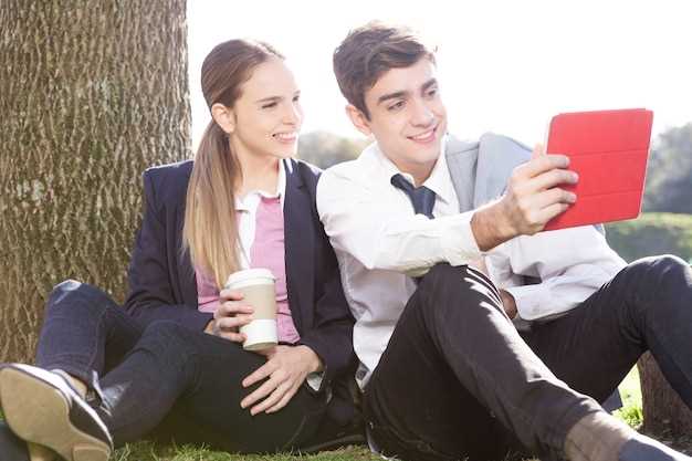 What Women—and Men—Really Look for on a Dating App – Profiles, Photos, and First Messages That Convert